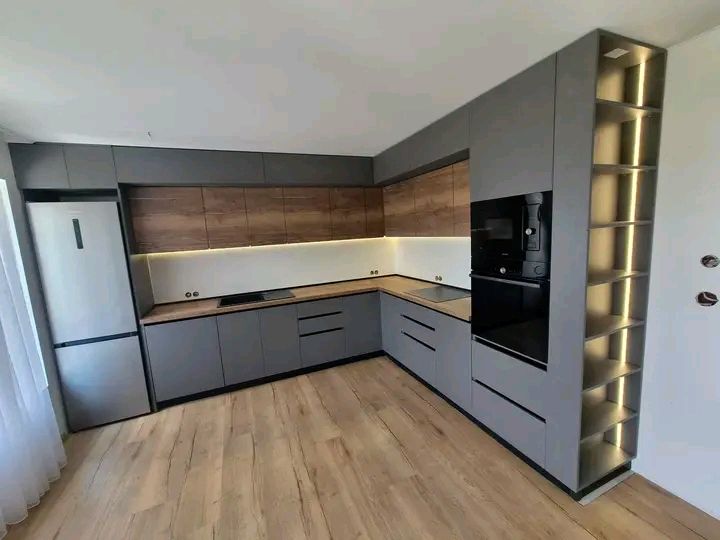 Модерна кухня в графитен цвят с дървени акценти
